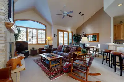 Image de Pretty & bright townhome in a great location for skiing w/ shared hot tubs