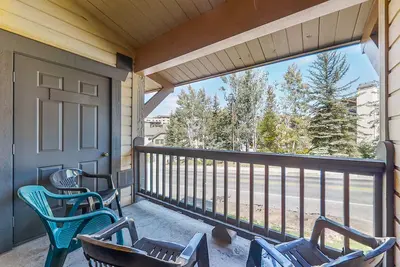 Image de Large condo in prime location near the gondola with hot tubs & pool