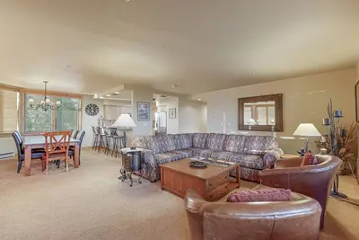 Image de Spacious slopeside ski-in/ski-out condo w/ balcony & shared hot tubs and pool