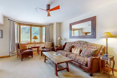 Image de Elegant ski-in/ski-out slopeside condo at the base w/shared hot tubs and pool