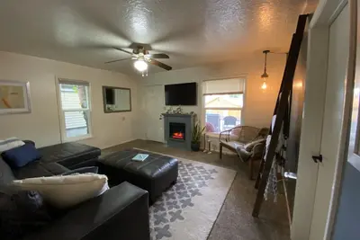 Image de Moonlight Cottage is located on Main. Just a minutes walk to anywhere in Lava