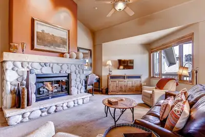 Image de Spacious ski-In/out condo w/free WiFi, shared pool/hot tub/gym