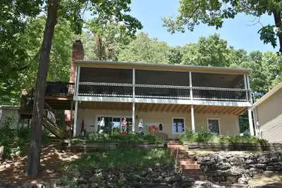 Image de Great family retreat! Lakefront, 4bed\/2Ba, quiet cove & private dock
