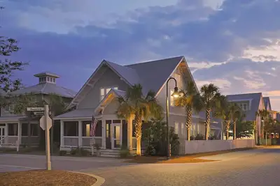 Image de Charming Prominence 30a Home! Two Main Suites - Fenced Yard Golf Cart - Pets.