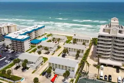 Image de Spacious and Just steps to the beach and pool