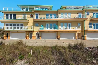 Image de ⭐Amazing Location⭐Walk to Pier, Beach, Shopping~3br House of the Blues