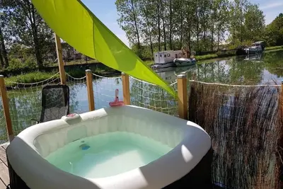 Image de Cottage flottant insolite jacuzzi privé