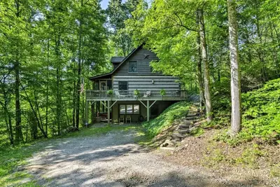 Image de Log Cabin Black Mountain near Asheville, 3br/3ba, Hot Tub, Pool Table, Wi-Fi