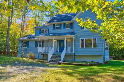 Image de Luxury Pocono Villa Near Tobyhanna Lake – Sleeps 20, With Pool & Game Room!