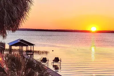 Image de Large lake front house with private beach, dock, and magnificent sunset