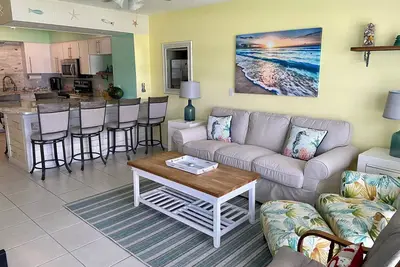 Image de Pristine Tropical Getaway Townhouse Across Street from the Beach!