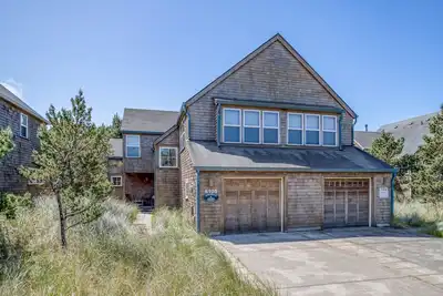 Image de Beautiful Pacific City Beach Home in Shorepine Village