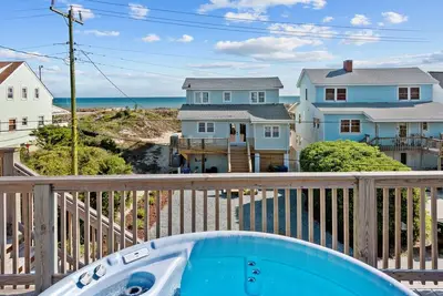Image de Oceanside Haven:- Home Steps to Beach w/ Massive 2 Story Deck & Hot Tub!