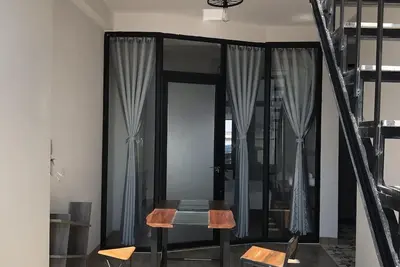 Image de Nắng Homestay là nhà riêng, nằm trong hẻm cách đường lớn khoảng 300 mét.