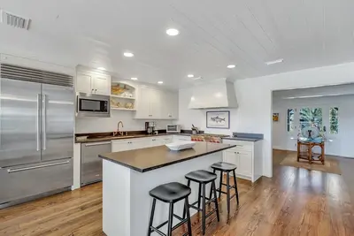 Image de Completely Renovated Ocean Front Home! Easy Walk To Beach | Heated Pool | Sleeps 12