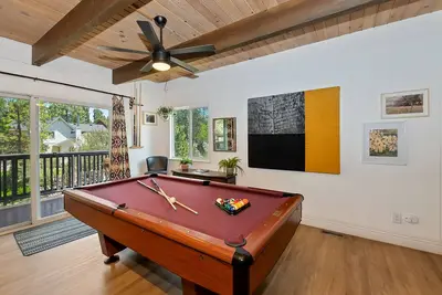 Image de Juniper Cabin by Destination Big Bear : Fox Farm Log Cabin Located Minutes from the Ski Slopes and Shopping! Pool Table!
