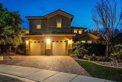 Image de Luxury 3 Bed / 3. 5 bath Residence with Sparkling Heated Pool