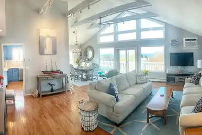 Image de New Listing: Hilltop Ocean Retreat with ocean views. One Block to Secluded Beach