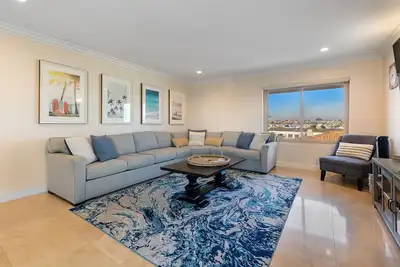 Image de Located right on the Balboa Peninsula, few steps from the beach and the harbor.