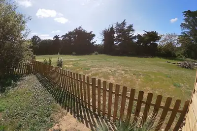 Image de Petite maison dans les bois à 800m de la plage.