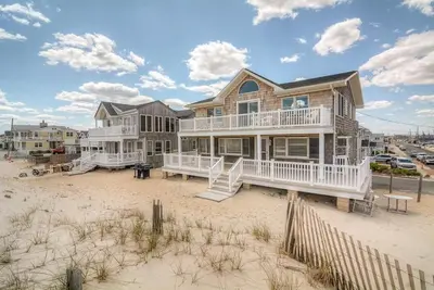 Image de Beautiful Oceanfront First Floor Apartment Leading to the Sand and Sea