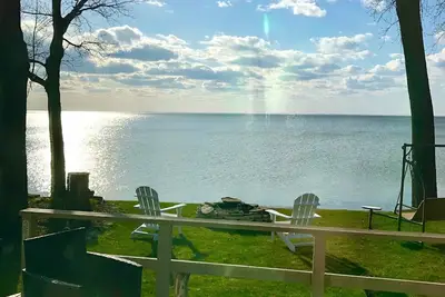 Image de Waterfront Home. Gorgeous Sunsets. Sleeps 5! 25 minutes to Lambeau. 5 star!