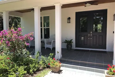 Image de Newly Built Florida Cottage Style Home\n Private and welcoming close to beach!