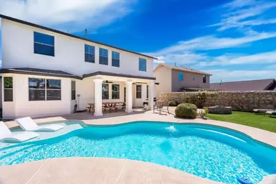 Image de 5 Bedroom Modern Oasis - West El Paso Home