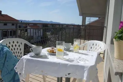 Image de Appartement de vacances Sukošan pour 4 personnes avec 1 chambre à coucher - Maison de vacances