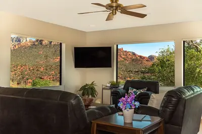 Image de The Bluebird 2 Bedroom Villa (Unit #F) @ Uptown View Villas