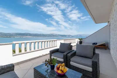 Image de Appartement de vacances Arbanija pour 1 - 5 personnes avec 3 chambres à coucher - Maison mitoyenne