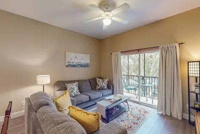 Image de 2nd floor condo w/ gym, shared pools, balcony, restaurant, near theme parks