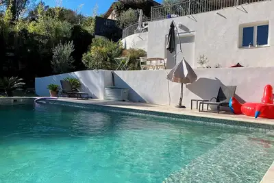 Image de Beau Studio Meuble dans Villa avec piscine