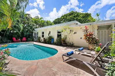 Image de Welcome to The Bungalow, A Charming, Quaint Oasis with Superb Location! ! ! ! ! ! !