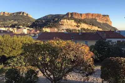 Cassis T2 climatisé plein Sud avec parking - 50m du port