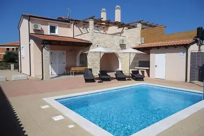 Image de Maison de vacances Buje pour 1 - 8 personnes avec 3 chambres à coucher - Maison jumelée