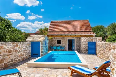 Image de Belle maison Ă Drnis avec WiFi