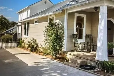 Image de Aermotor Loft -100yds to Main Street! Sleeps 4, Hot Tub
