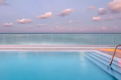 Image de Brand New Luxury Oceanfront Condo - Professionally Decorated, Concierge, Valet