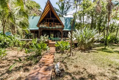 Image de Breathtaking beachfront house w\/ private pool, lanai, balcony & beach access