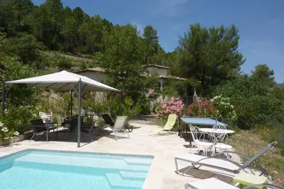 Image de Les Oliviers avec Piscine - gite 1er village Bio - jas de roucas