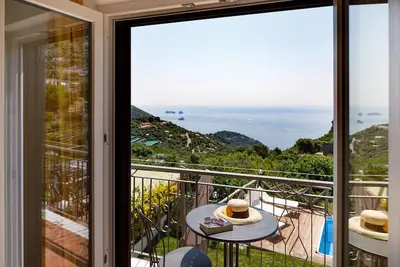 The Saracen House is a Villa surrounded by greenery with a sea view swimming pool