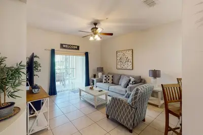 Image de First floor condo w/ gym, basketball court, shared pools - near theme parks