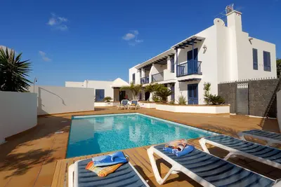 Image de Small block of 6 apartments, just a stones through from Marina Rubicon