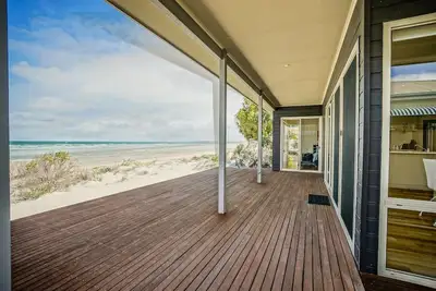 Image de Beached - Step off the deck and onto the sand - 3br Beachfront Beauty