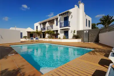 Small block of 6 apartments, just a stones through from Marina Rubicon