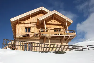 Image de Located on the Domaine de L'Alpes D'Huez The chalet is new and upscale