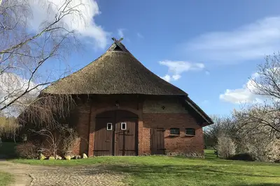 Image de Belle ferme au toit de chaume avec un grand jardin, entre deux lacs