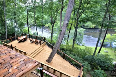 Image de Fishtrap Overlook on the Toccoa River - Luxury Cabin w/ Views Deck WiFi Hot Tub!