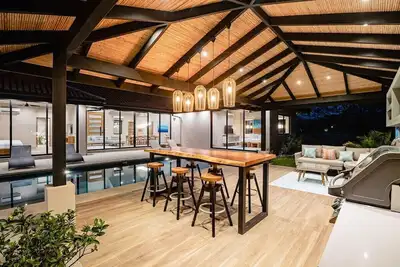 Image de Tropical Lush Style, outdoor Terrace and grill, beach club membership, daily housekeeping